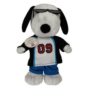 Hallmark Joe Cool 2009 Graduate Peanuts Basketball Snoopy Stuffed Animal FLAWS